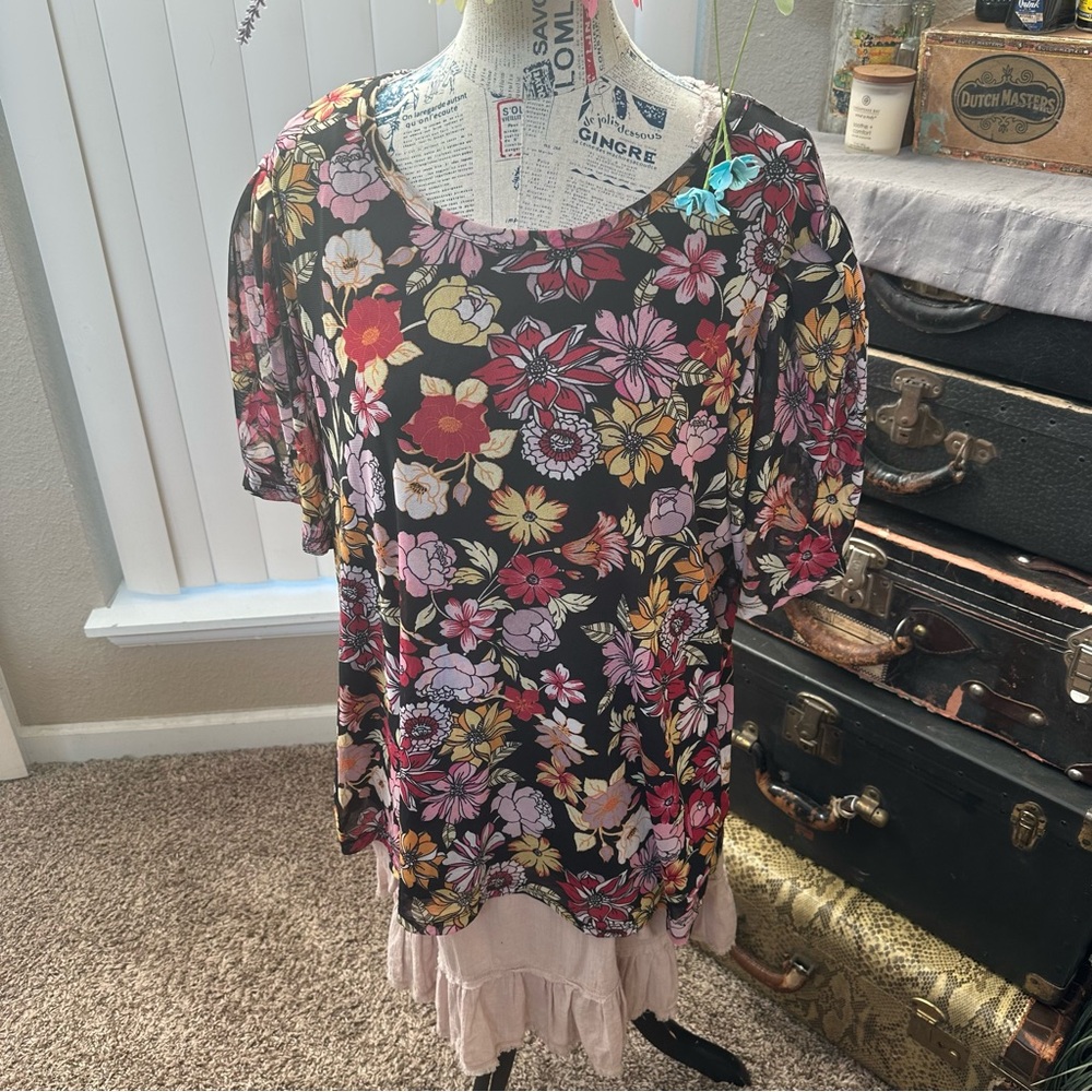 🦋-BEAUTIFUL So It Is Top. Sheer Sleeves, Lined Torso. Classy and Lightweight
